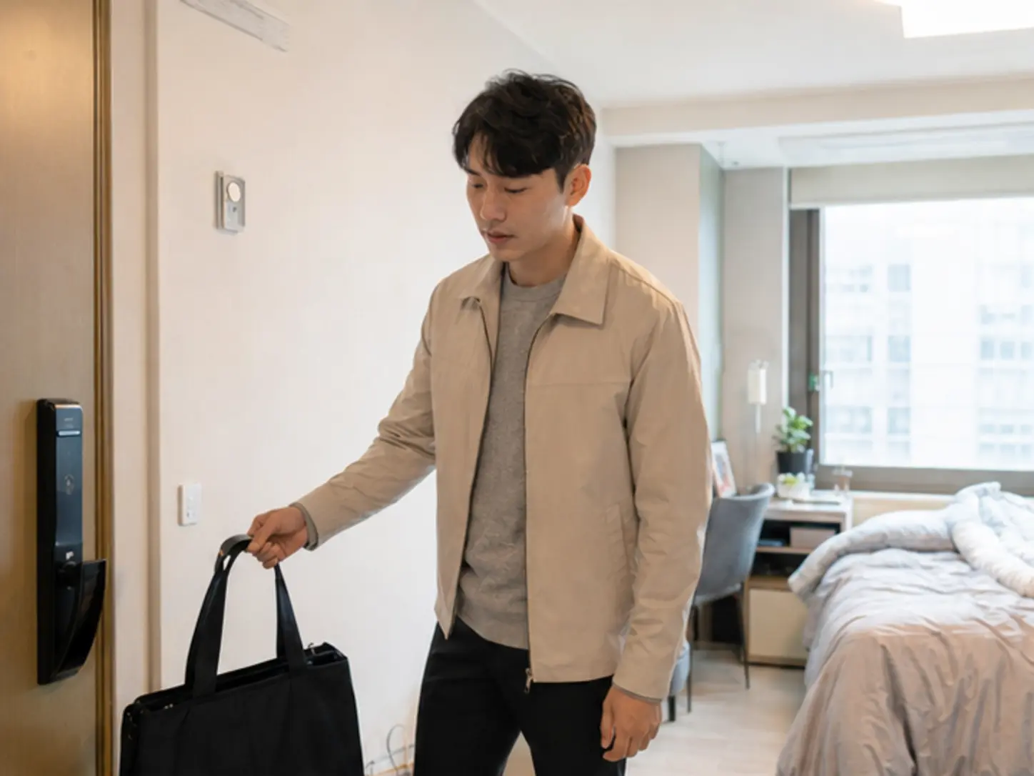 2025년 4월의 봄, 관평동 오피스텔에서 공동현관과 방문 차량 등록을 확인하는 장면의 27세 남성 로컬 에디터 태경