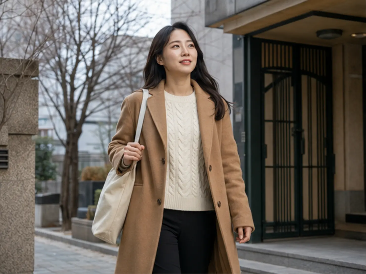 2024년 12월의 겨울, 용문동 자택에서 주소와 공동현관 출입을 확인하는 장면의 31세 여성 로컬 에디터 지혜