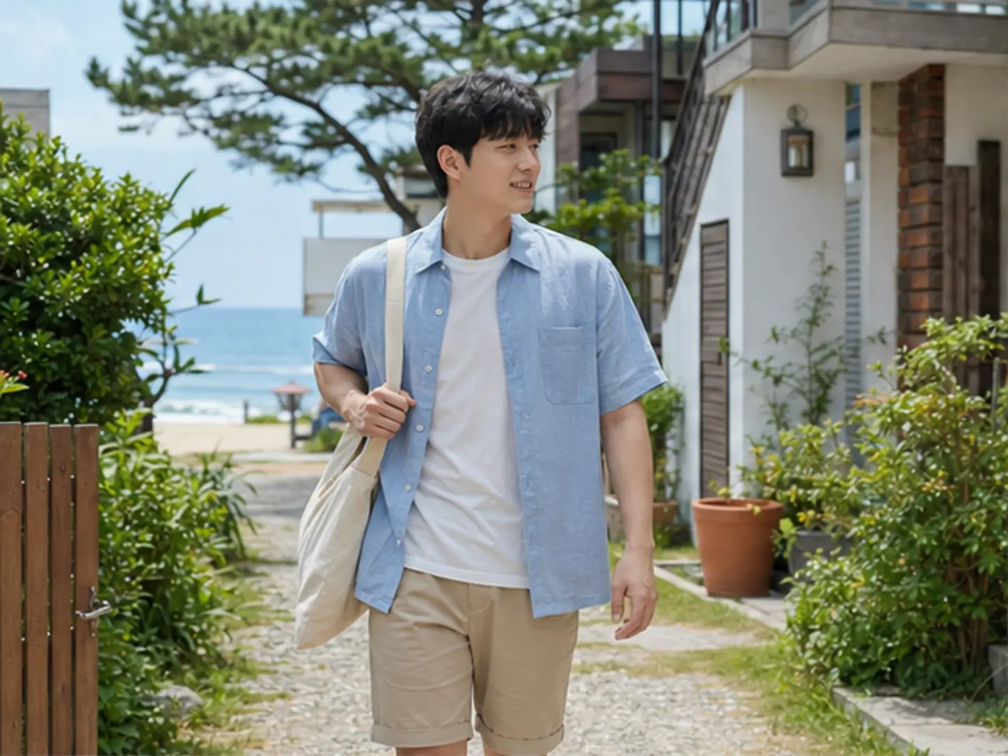 2024년 8월의 여름, 양양 펜션에서 숙소명과 진입로, 준비 시간을 확인하는 장면의 26세 남성 로컬 에디터 우진