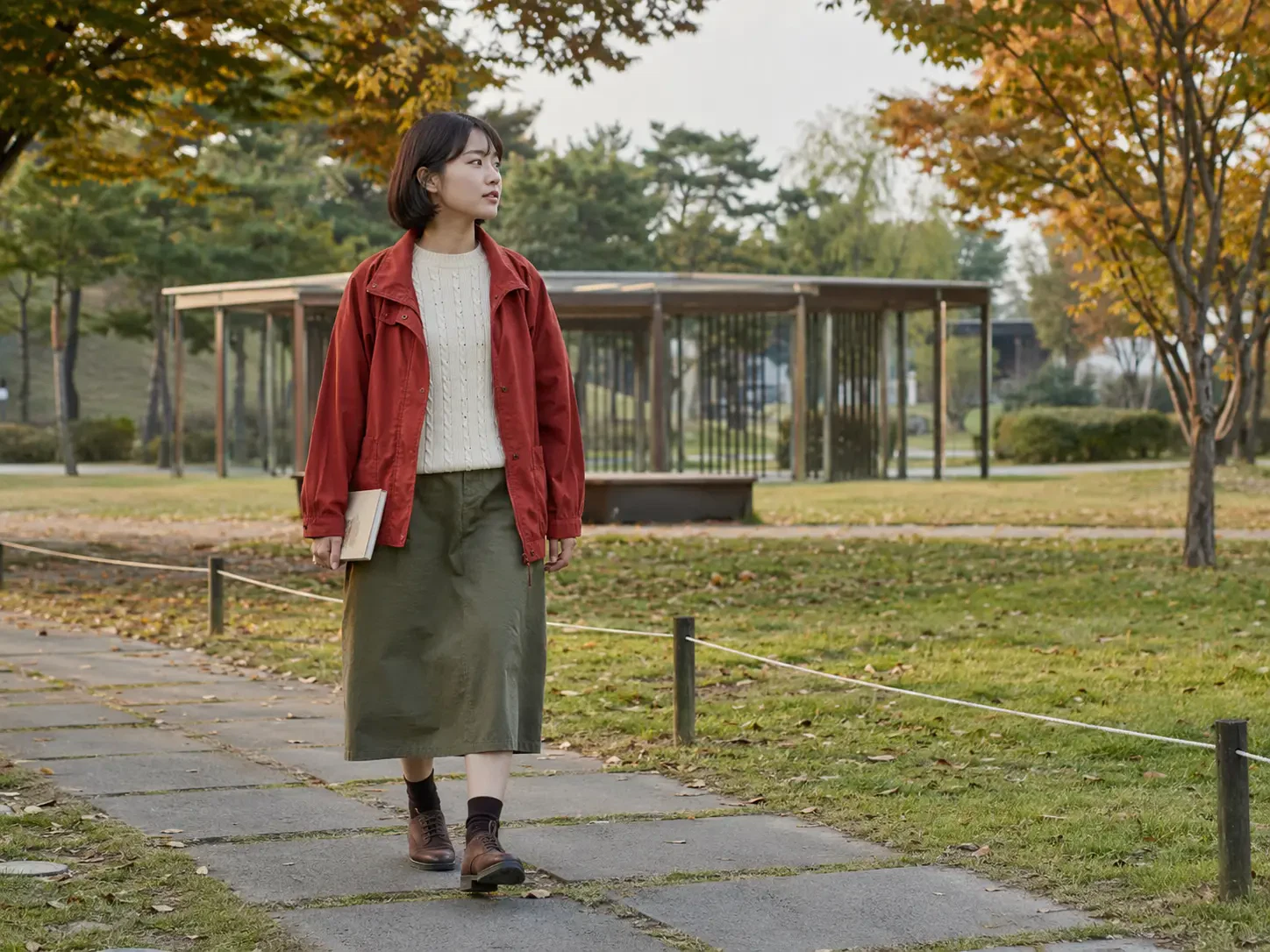북서울꿈의숲에서 스케치북을 들고 걷는 성인 여성 로컬 에디터 하린