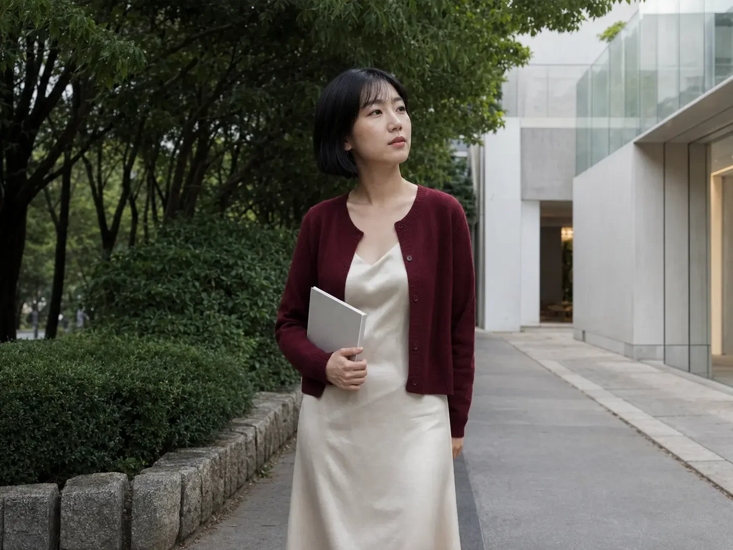 도산공원과 청담 갤러리 인근에서 전시 카탈로그를 든 성인 여성 로컬 에디터 소민