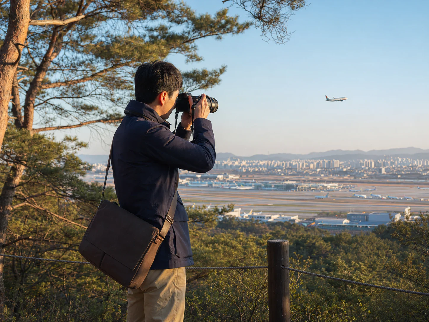 개화산 하늘길 전망대에서 김포공항 방향의 비행기를 촬영하는 30대 성인 남성 로컬 에디터 준석