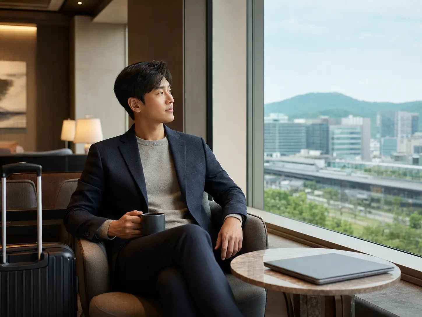 충북 지역 풍경과 성인 여행객이 함께 보이는 가이드 사진