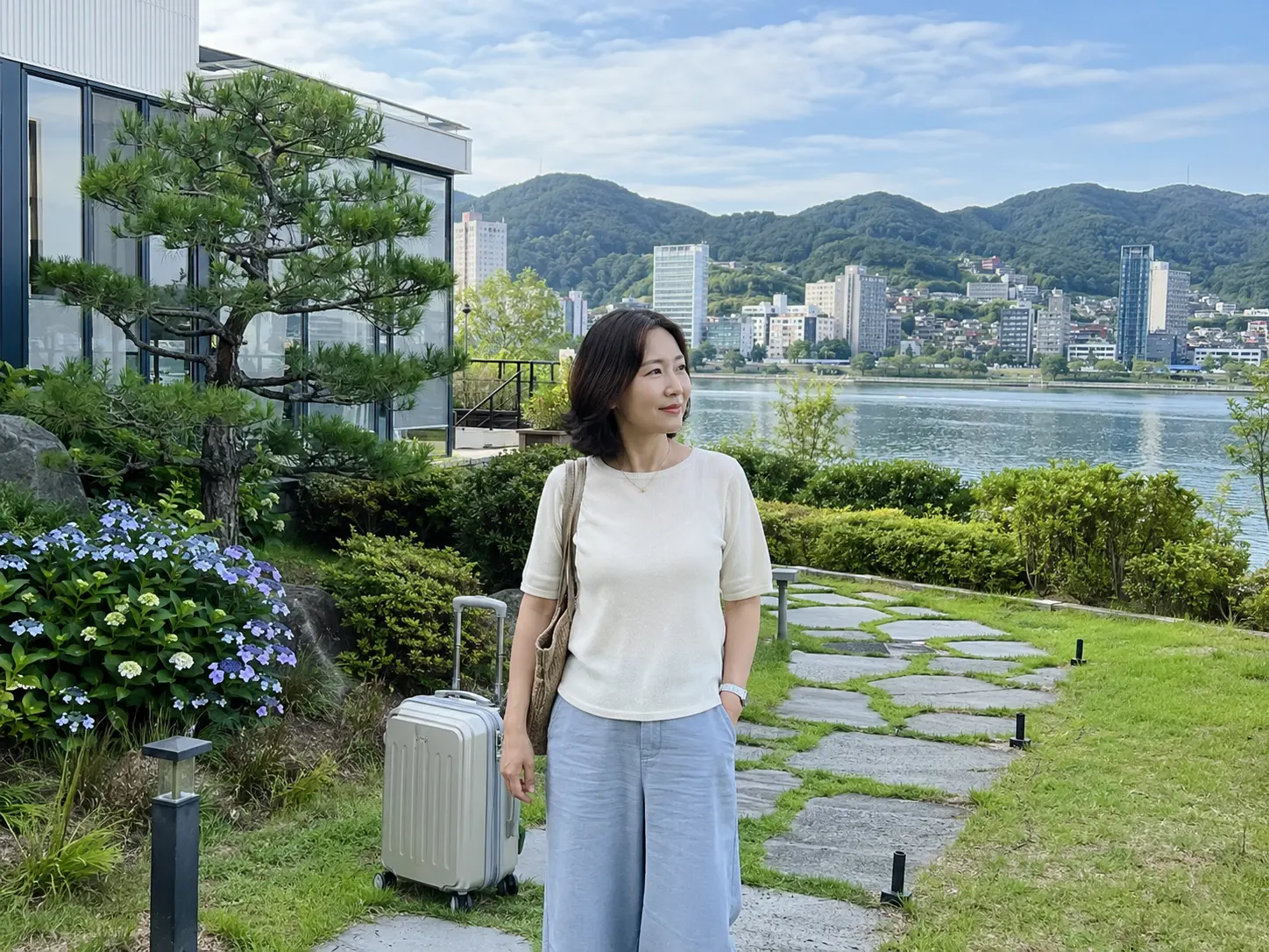 충남 논산 훈련소 인근의 생활권 분위기와 늦은 체크인 이용 상황을 함께 보여 주는 가상 출장마사지 이용후기 장면