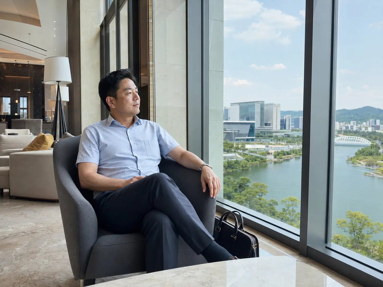 대전 지역 풍경과 성인 여행객이 함께 보이는 가이드 사진