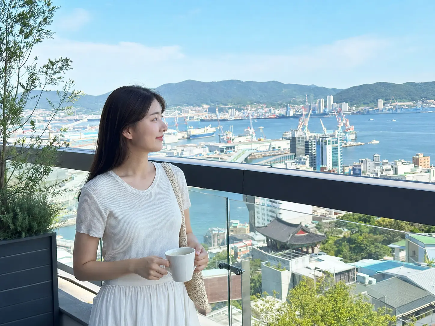 경북 경산의 생활권 분위기와 행사 숙소 이용 상황을 함께 보여 주는 가상 출장마사지 이용후기 장면
