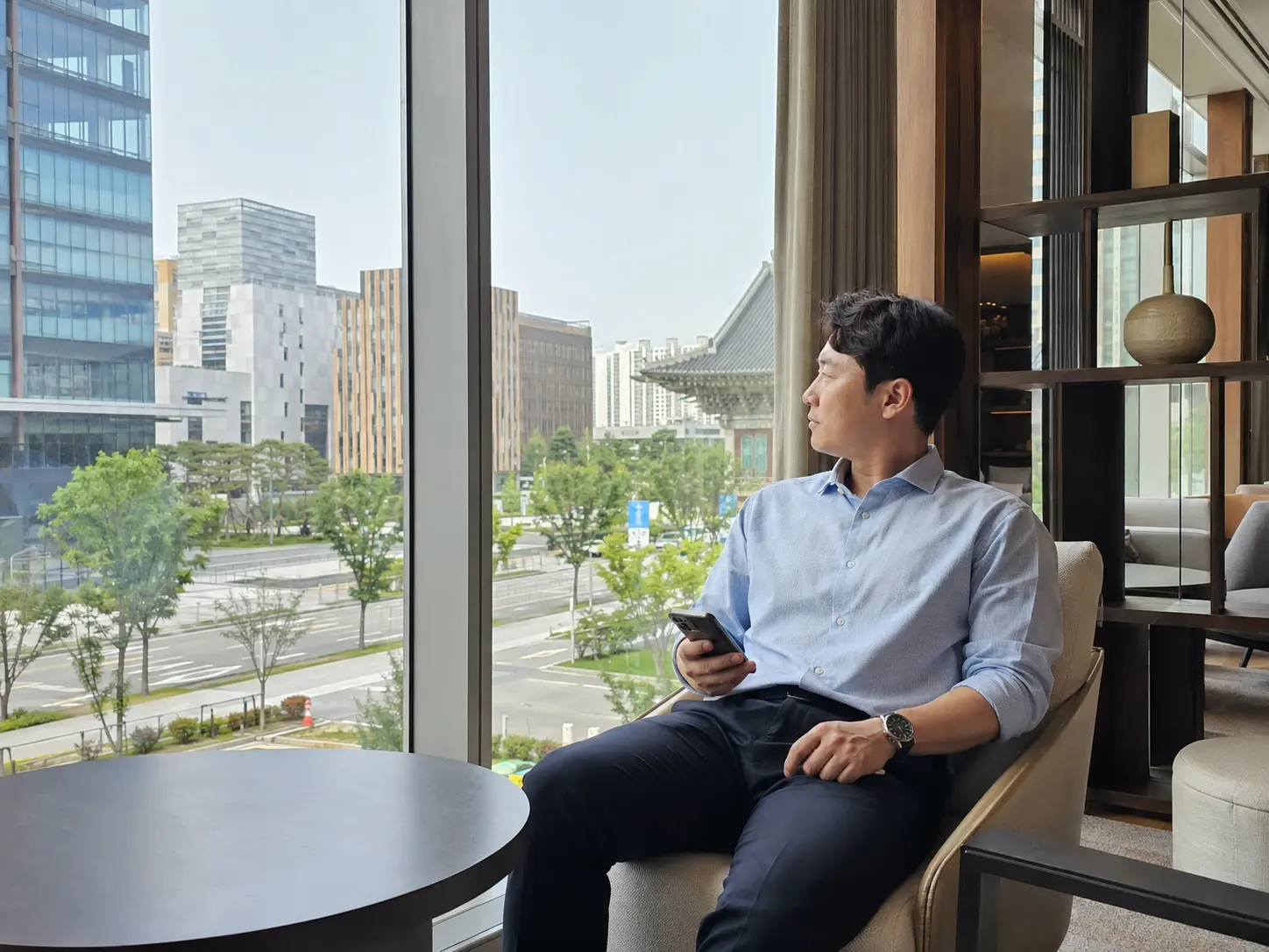 전북 지역 풍경과 성인 여행객이 함께 보이는 가이드 사진