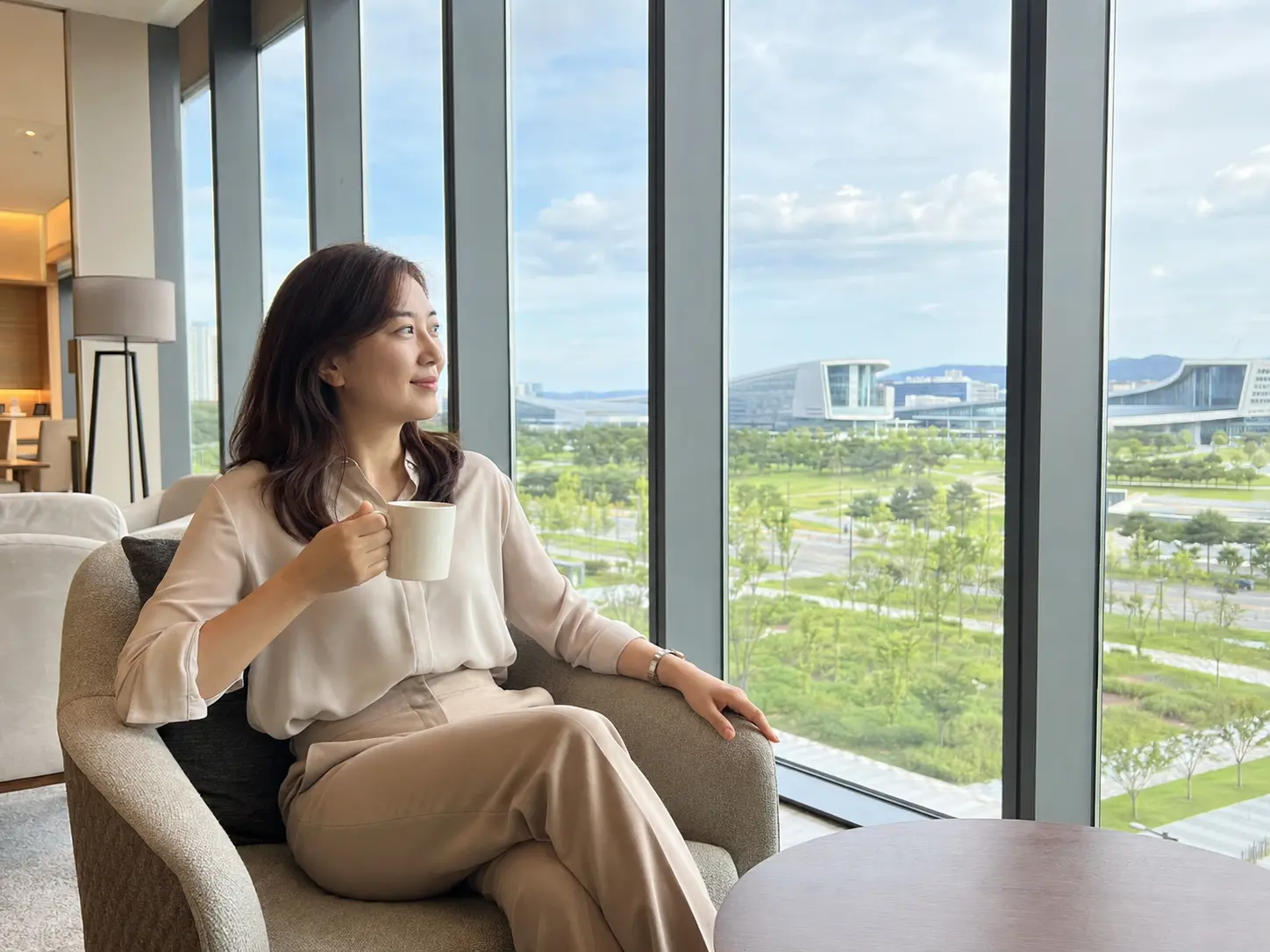 세종 보람동 금강수변의 생활권 분위기와 도심 호텔 이용 상황을 함께 보여 주는 가상 출장마사지 이용후기 장면