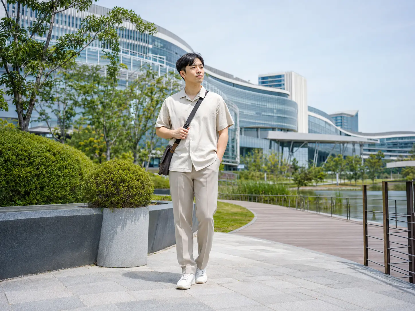 세종 보람동의 생활권 분위기와 대형 숙소 이용 상황을 함께 보여 주는 가상 출장마사지 이용후기 장면