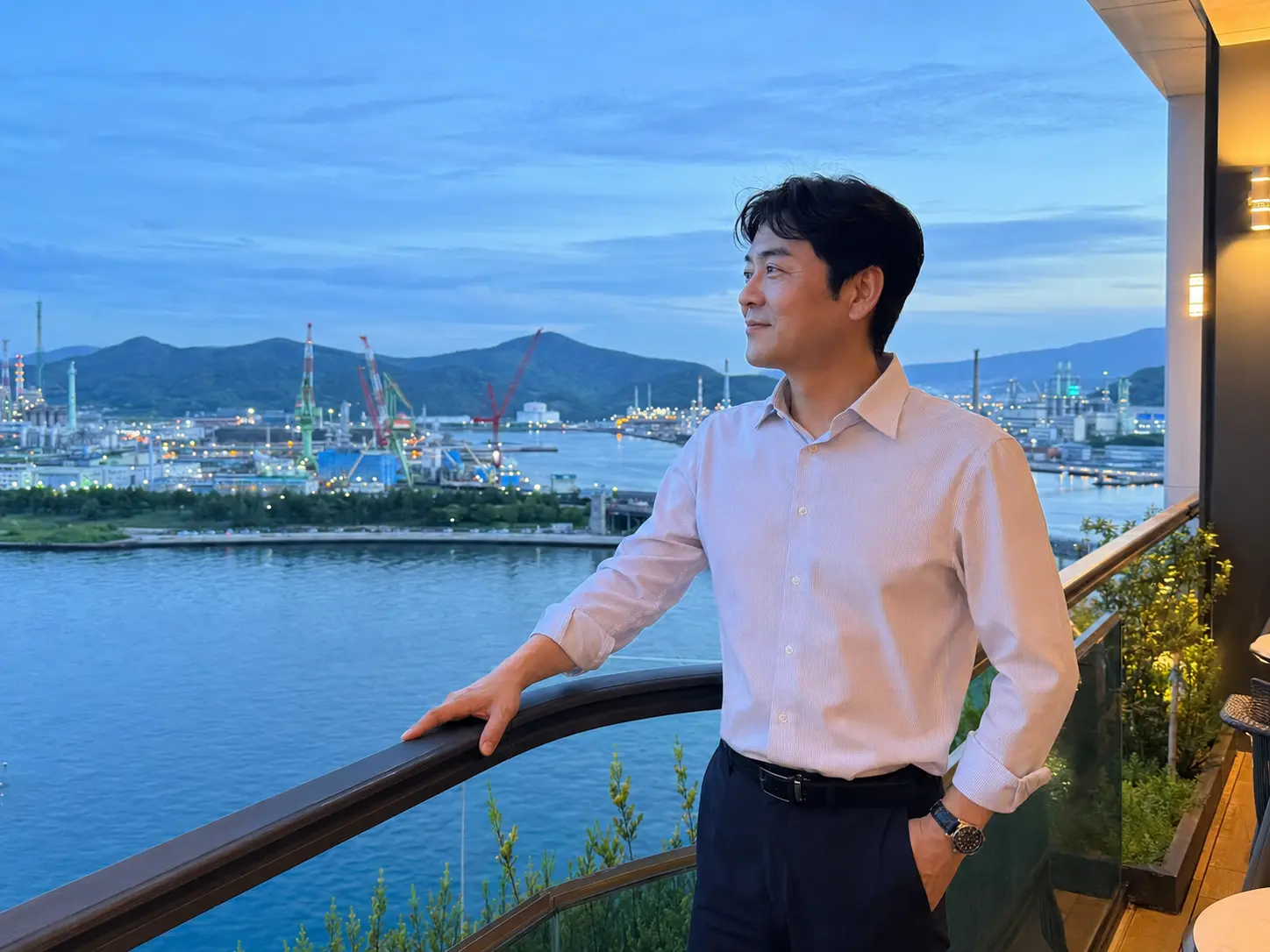 울산 지역 풍경과 성인 여행객이 함께 보이는 가이드 사진