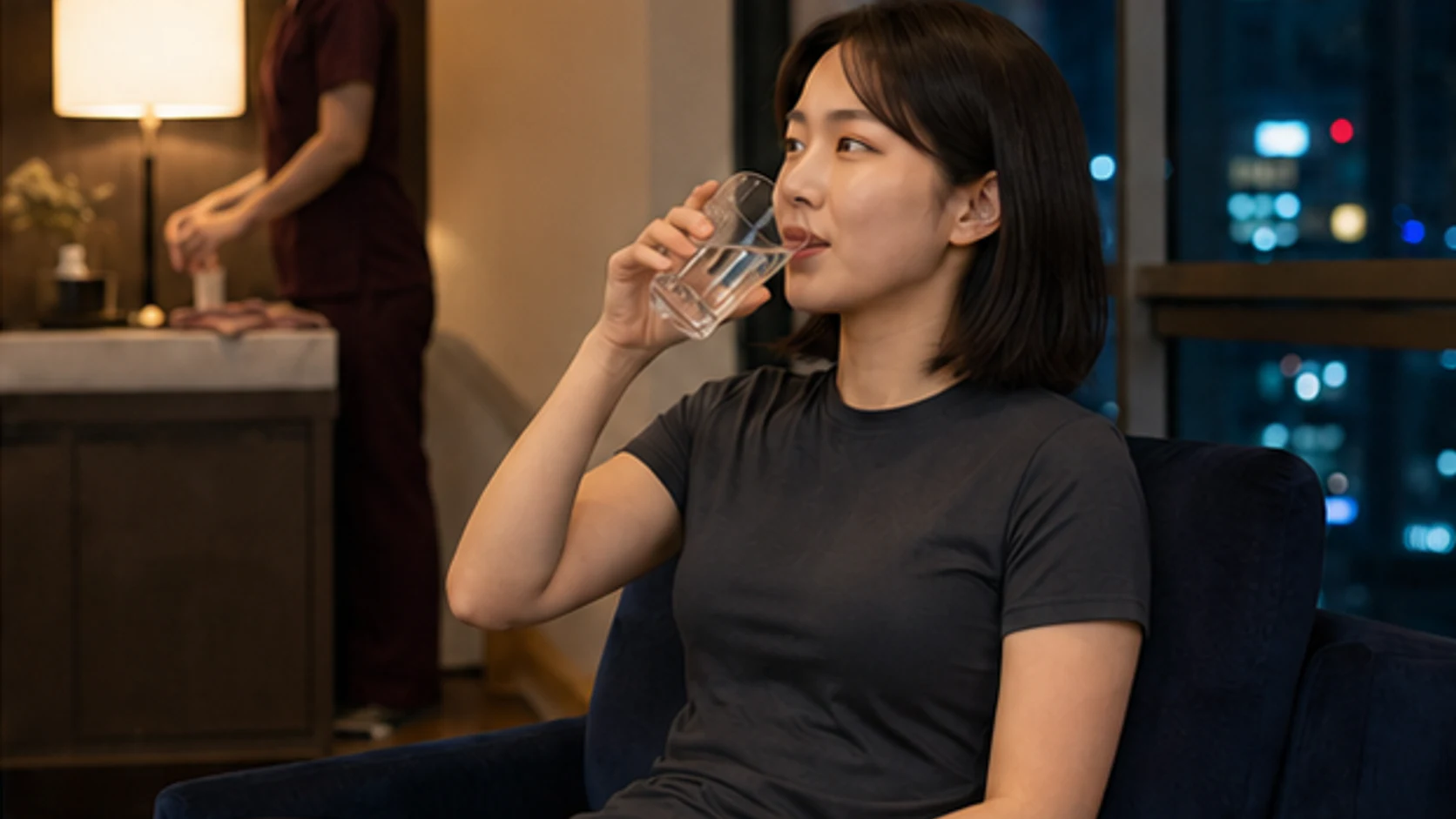 관리를 마친 로컬 에디터 하린이 상동 숙소 창가에서 물을 마시며 쉬는 장면