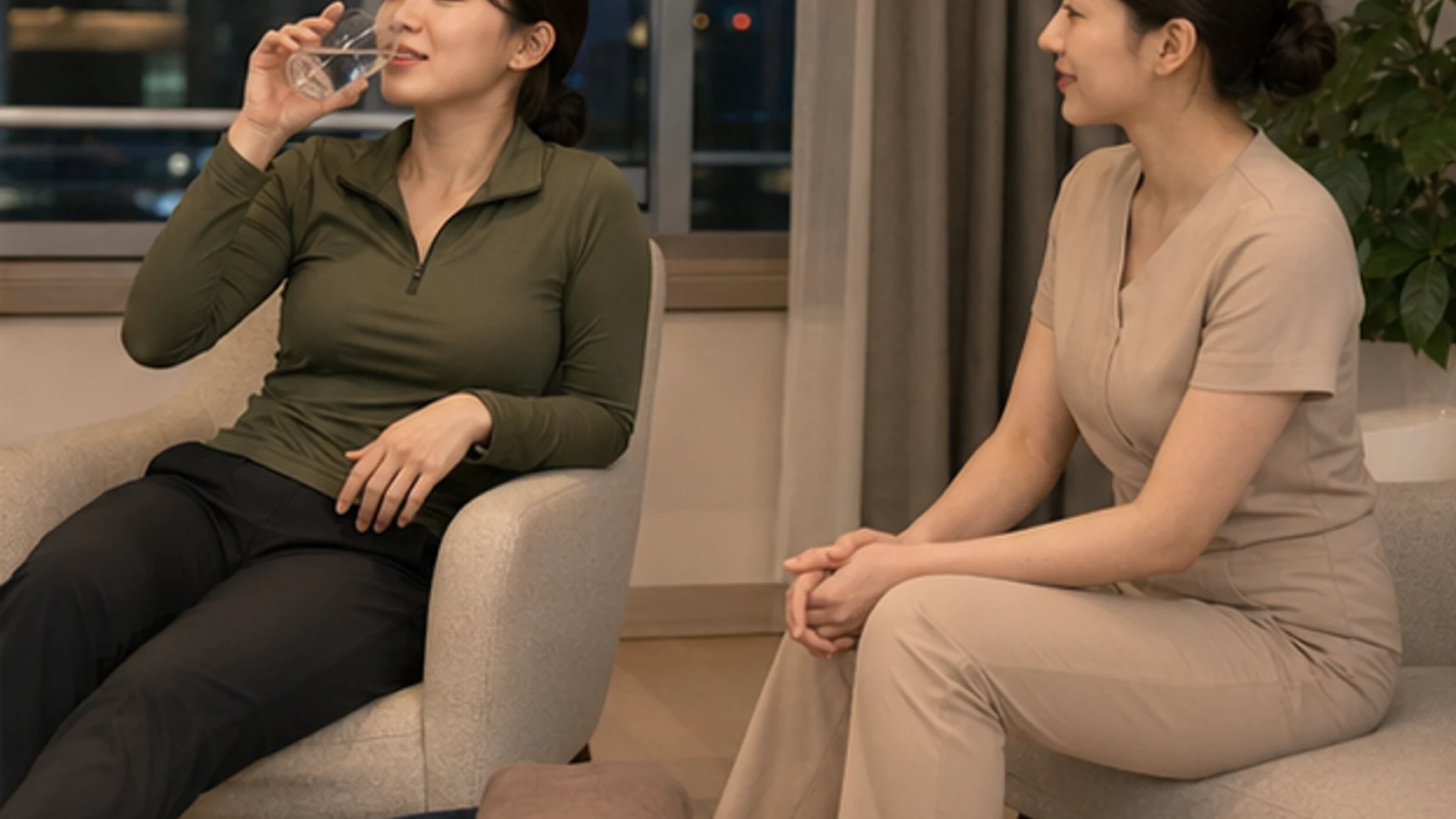 관리를 마친 로컬 에디터 소민이 옥길동 숙소 창가에서 물을 마시며 다리를 편하게 쉬는 장면