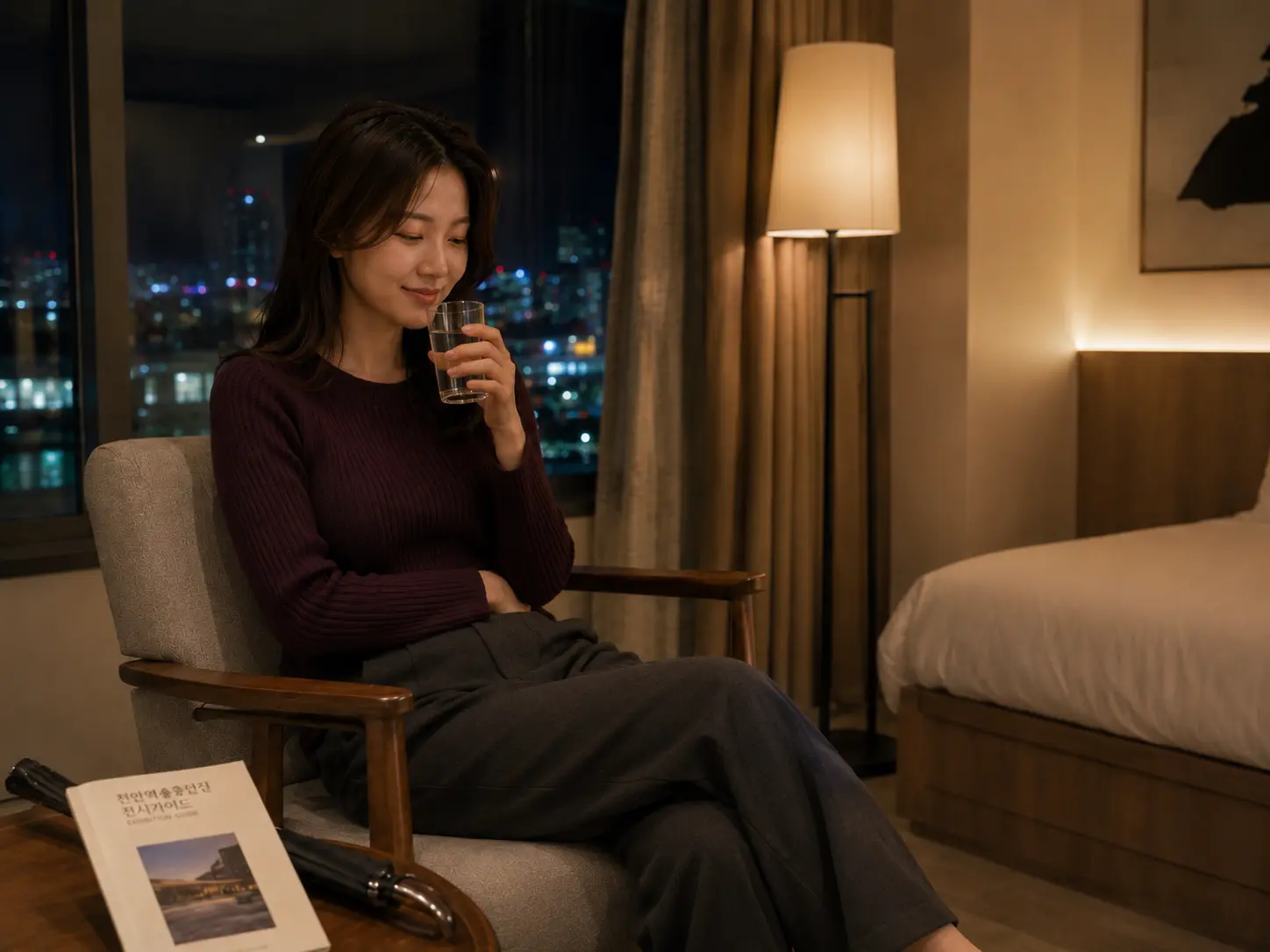 충남 천안 성성동 숙소에서 홈케어를 마친 로컬 에디터 서윤이 물을 마시며 편안하게 쉬는 장면
