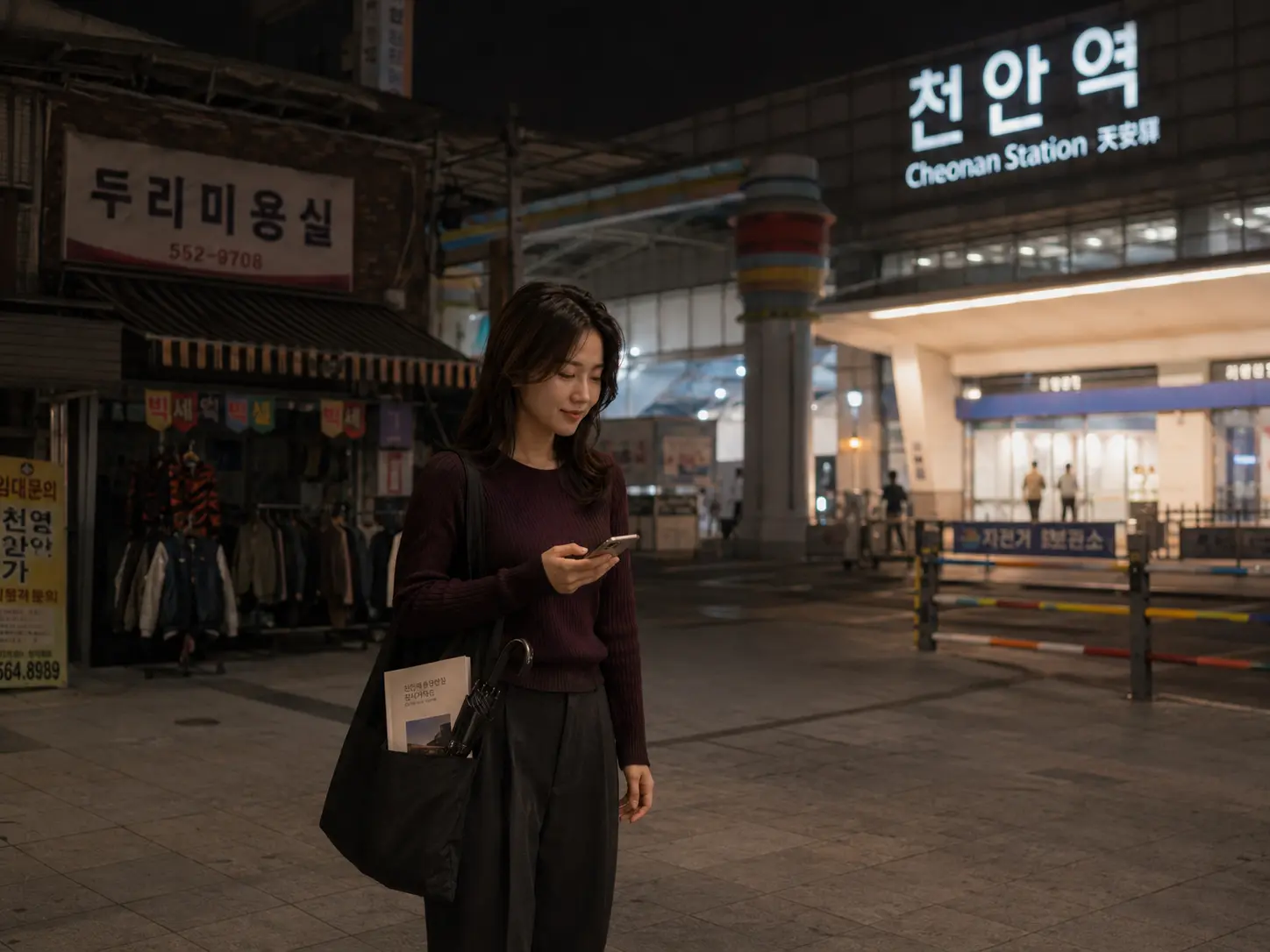 저녁의 충남 천안역 앞에서 로컬 에디터 서윤이 성성동 숙소 이동 경로를 확인하는 장면