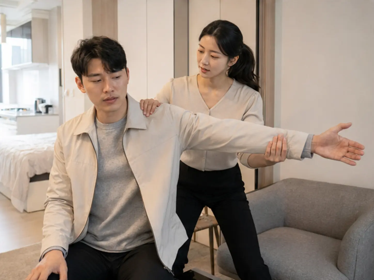 2025년 4월의 봄, 숙소 출입 정보를 확인한 뒤 숙소에서 24세 여성 관리사 소민가 로컬 에디터 태경의 팔·전완과 어깨을 강한 압과 적극적인 동작으로 관리하는 장면