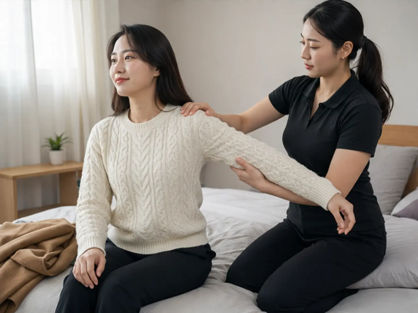 2024년 12월의 겨울, 숙소 출입 정보를 확인한 뒤 숙소에서 26세 여성 관리사 수연가 로컬 에디터 지혜의 어깨와 팔을 강한 압과 적극적인 동작으로 관리하는 장면