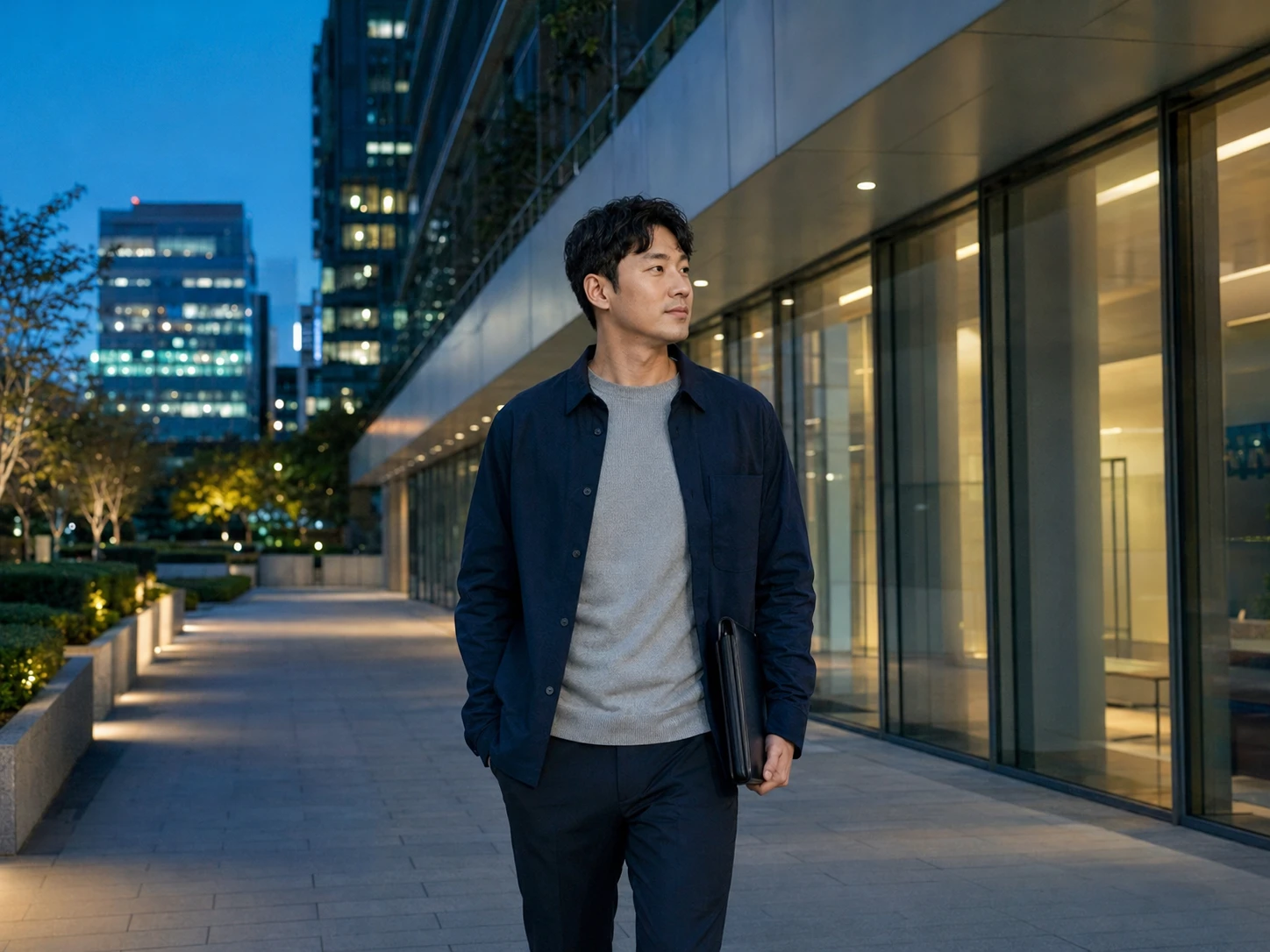 가산디지털단지 보행로에서 노트북 슬리브를 든 30대 성인 남성 로컬 에디터 준호