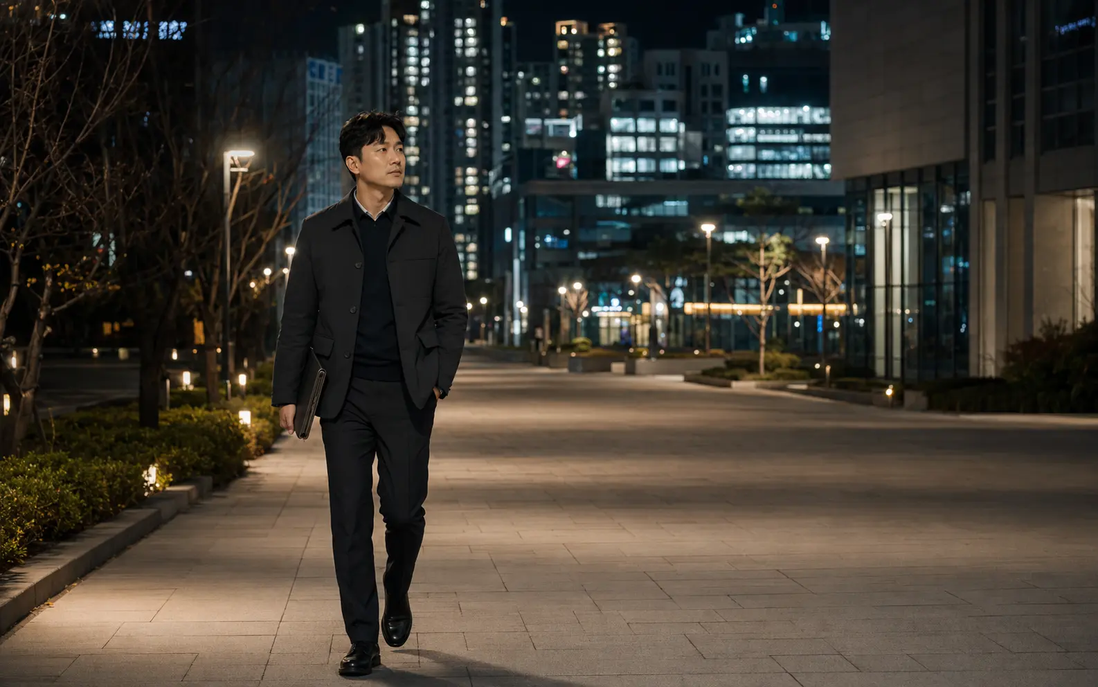 삼송역 인근 보행로에서 노트북 슬리브를 든 30대 중반 성인 남성 로컬 에디터 민재