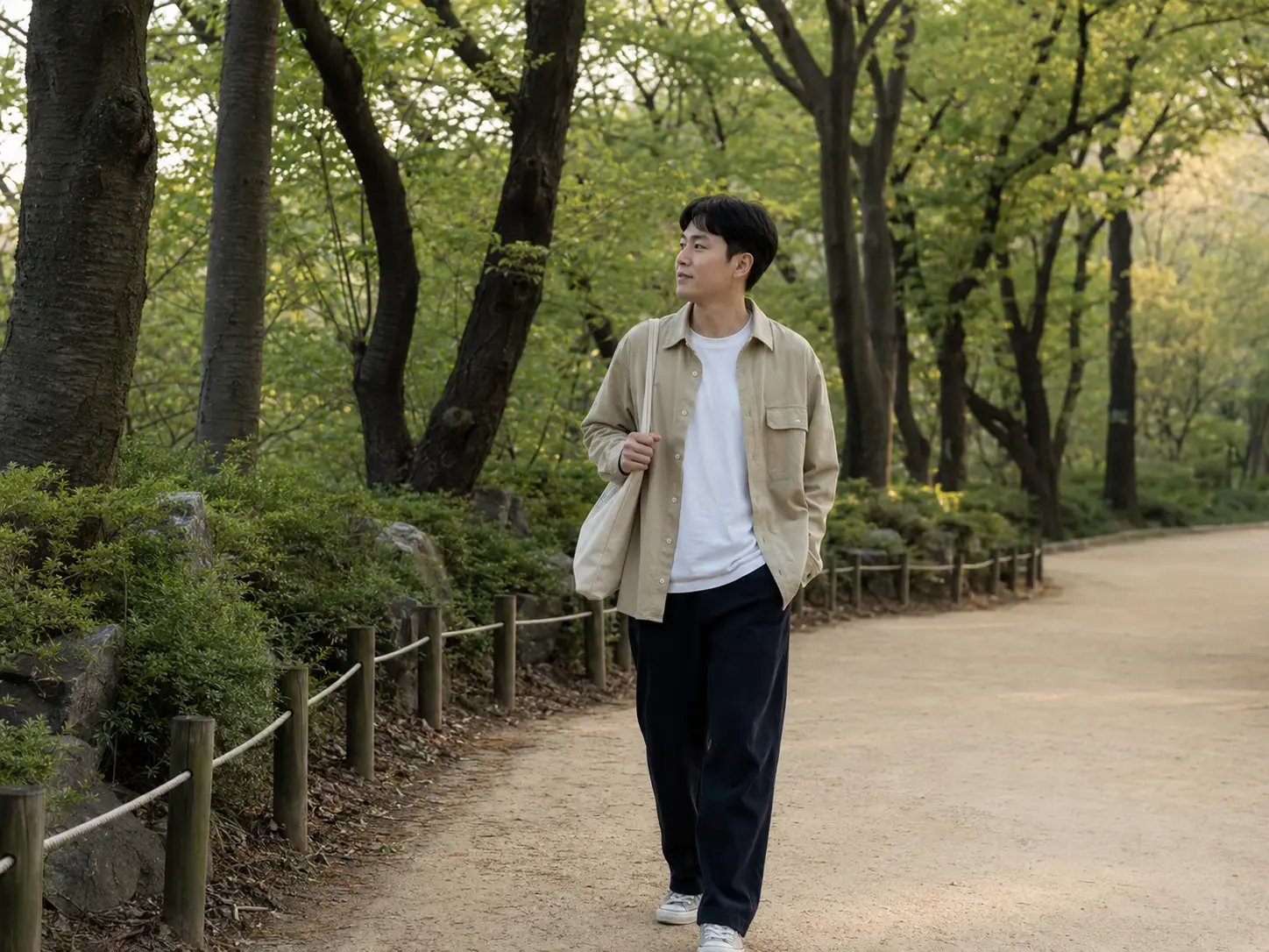 서울어린이대공원 산책로를 혼자 걷는 20대 남성 로컬 에디터 민우